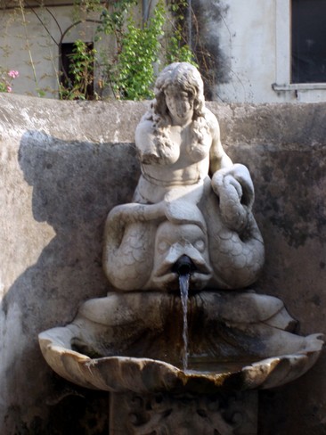 monumento la sirena di via roma carrara