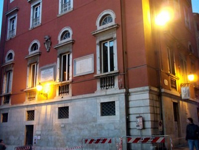 Red rejection carve Palazzo della biblioteca - carraraonline.com